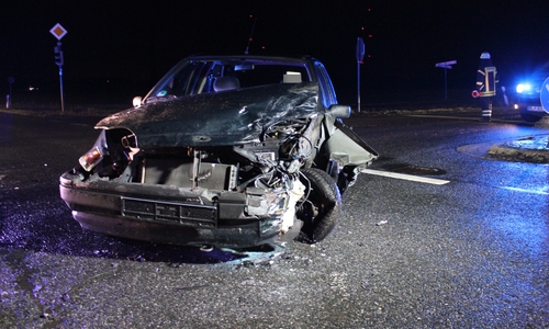 Heute morgen kollidierte am Deutschen Kaiser ein Ford mit einem LKW. Fotos: Feuerwehr