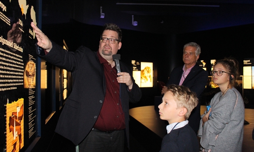 Ausstellungskurator Dr. Felix Hillgruber gewährte einen Einblick in die neue Sonderausstellung im paläon. Video/Fotos: Eva Sorembik