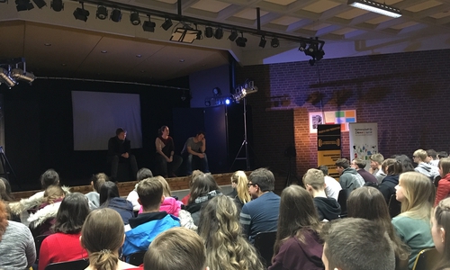 Diskussion im Anschluss an das Theaterstück mit Andreas Püst, Julia v. Thoen und Sven Mein vom Schauspielkollektiv Lüneburg.
Foto: Polizei