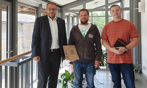 Robert Grams  mit Samtgemeindebürgermeister Gero Janze und dem Produktverantwortlichen Andreas Minuta nach der Vertragsunterschrift. Foto: Samtgemeinde Grasleben