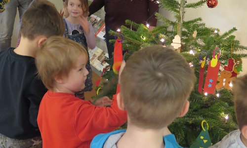 Neun Mädchen und Jungen des Heilpädagogischen Kindergartens „Siebenstein“ schmückten den Tannenbaum im Gesundheitsamt mit selbstgebastelten Schmuck.

Foto: Landkreis Wolfenbüttel