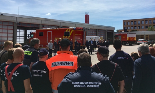 Erster Kreisrat Henning Heiß begrüßte die Einsatzkräfte der Kreisfeuerwehrbereitschaft bei ihrer Ankunft an der Feuerwehrtechnischen Zentrale in Peine. Fotos: Landkreis Peine 