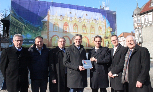Manfred Dorloff, Oliver Heinrich, Burkhard Siebert, Dr. Oliver Junk, Florian Pronold, Roy Kühne und Wilhelm Priesmeier bei der Übergabe der Plakette.  Fotos: Anke Donner 