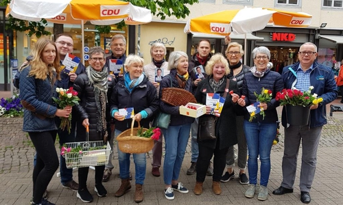 Die Frauen Union, Junge Union und die CDU überreichten zum Muttertag Rosen und Schokoladenherzen in der Fußgängerzone. Foto: CDU