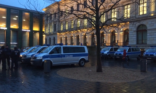 Polizeifahrzeuge am Schloss in Braunschweig. (Archivbild) 