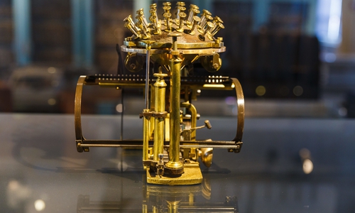 Ein Modell der igelförmigen Reise-Schreibmaschine Malling-Hansen, mit der auch Friedrich Nietzsche schrieb. Foto: TU Braunschweig