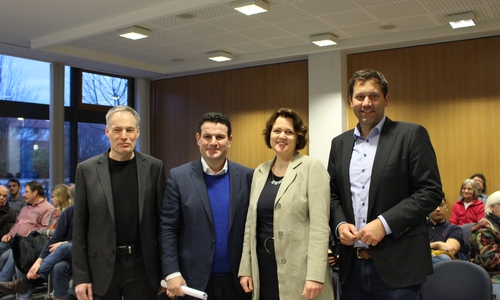 Sie diskutierten: Wolfgang Christmann (von links, Geschäftsführer von Christmann Informati- onstechnik), der Peiner Bundestagsabgeordnete Hubertus Heil, Moderatorin Kerstin Wosnitza und der netzpolitische Sprecher der SPD, Lars Klingbeil. Fotos: Frederick Becker