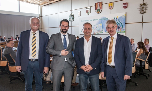 Von links: Ratsvorsitzender Bernd Grabb, Phillip Stolze, Cemalettin Karatas und Oberbürgermeister Frank Klingebiel. Foto: Rudolf Karliczek