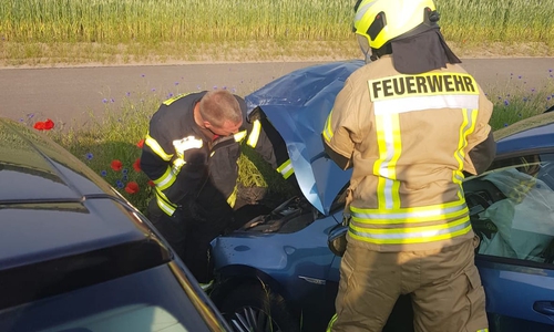 Bei dem Unfall wurden zwei Personen verletzt. Fotos: Samtgemeinde Velpke