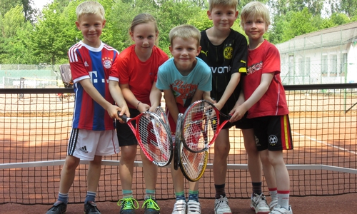 Die Jugendmannschaften der ESV Tennisabteilung blicken auf die zurückliegende Saison zurück. Hier: Die U8 Staffelsieger Von links:
Pelle Peppel, Charlotte Straube, Limahl Metzing, Aaric Riemann, Lasse Lippardt Foto: Privat