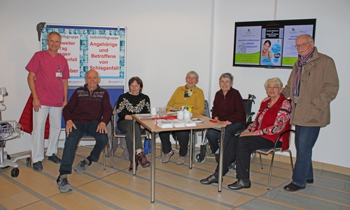  Thorsten Jähnel (Gesundheits- und Krankenpfleger der interdisziplinären Intensivstation des Städtischen Klinikum Wolfenbüttel); Klaus Ebers, Sieglinde Neutzler-Buch, Hildegard Friske, Ursula Ebers, Christa Groß, Horst Groß (Mitglieder der Schlaganfall-Selbsthilfegruppe). Fotos: Städtisches Klinikum