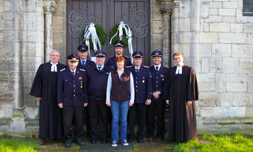 Beim Ortstermin zur Besprechung der Veranstaltung: Pfarrer Bernhard Sieverling, Ehrenbrandmeister Joachim Isensee, Ortsbrandmeister Klaus Cothmann, Samtgemeindebrandmeister Matthias Rößchen, Ortsbrandmeister Tobias Hurlbeck, Ortsbrandmeisterin Christine Eßmann, Ortsbrandmeister Dirk Leipelt, Ortsbrandmeister Dirk Fricke, Pfarrer Tobias Crins (v .li.). Foto: Pfarramt Lelm