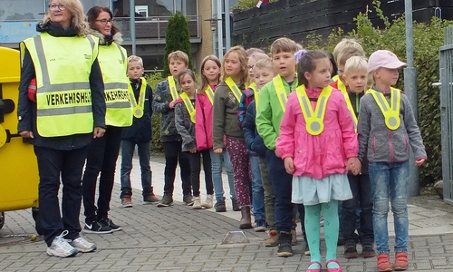 Um das Fußgängerdiplom zu bekommen, mussten die Kinder sich sicher im Straßenverkehr bewegen können. Foto: Achim Klaffehn