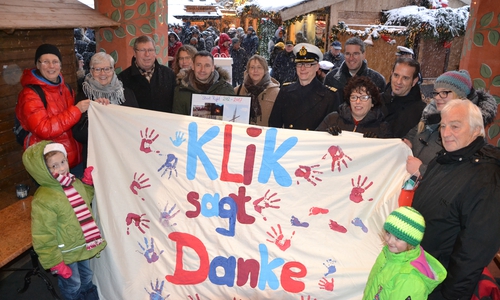 Beim Glühweinstand unter den Arkaden wurde die Spende an "KliK" übergeben. Foto: Stadt Goslar
