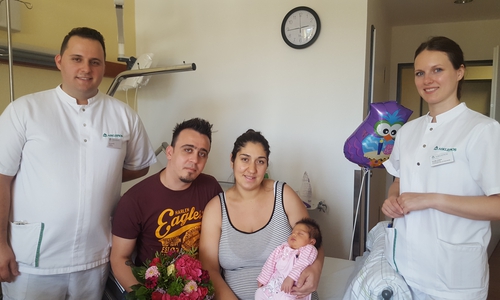 Marinela Papadima mit Tochter Melina und Ehemann Emileano, Assistenzärztin Aurelija Jankute und Arzt Henri Hasanaj. Foto: Asklepios Harzkliniken 