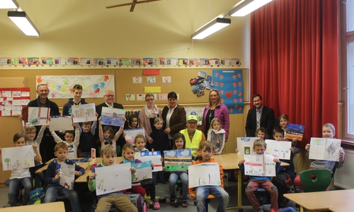 Die Verkehrswacht besuchte die Grundschule Am Harztorwall. Die Kinder haben schon fleißig für den Malwettbewerb gemalt. Fotos: Anke Donner 