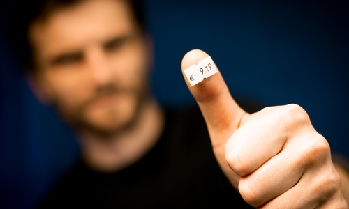 Neues Preisschild für den Lohn: Keiner darf weniger als 9,19 Euro pro Stunde verdienen. Das ist jetzt der gesetzliche Mindestlohn. Foto: NGG