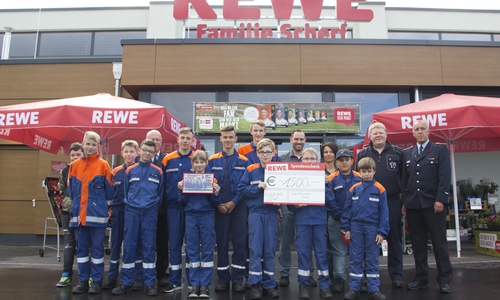 Anika und Andreas Scherf (hintere Reihe) umgeben von den Jugendlichen der Jugendfeuerwehr Goslar sowie Olaf Laue (Ortsbrandmeister) hintere Reihe) sowie Udo Löprich und Jan Sievers (rechts). Foto: Feuerwehr Goslar