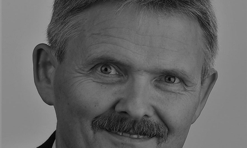 Dr. Rainer Gellermann liest aus seinem Buch „Kast -  oder wie die Glut in den Wald kam“. Foto: Veranstalter
