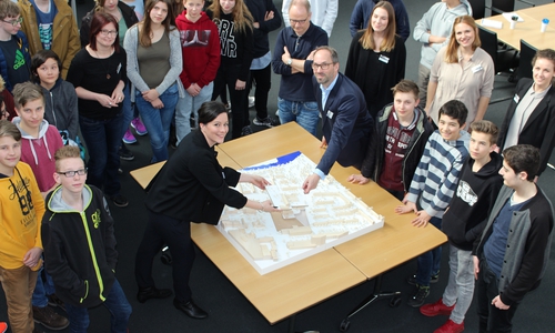 Julia Leusmann, Leiterin der Stabsstelle Sonderplanung bei der Stadt Wolfsburg und Stadtplaner Daniel Luchterhandt von der Verfahrensbetreuung zeigen die verschiedenen Entwurfsmöglichkeiten anhand des Modells. Foto: Eva Sorembik