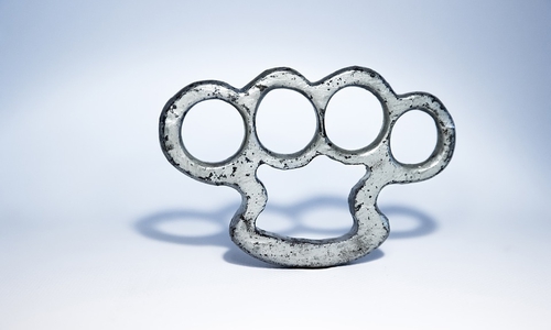 Unter anderem wurde ein Schlagring sichergestellt. 
Symbolbild: pixabay