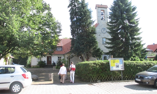 Die katholische Kirche am Wasserweg in Velteim. Foto: Lorenz