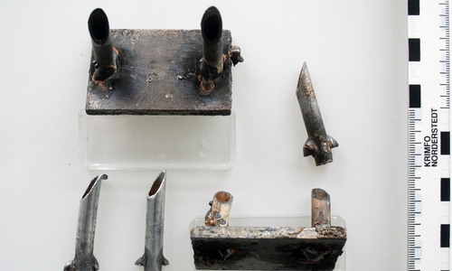 Diese Rohre wurden von einem Unbekannten auf die Straße gelegt. Foto: Polizei Salzgitter