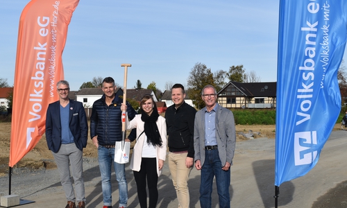 Symbolischer Spatenstich "Hinter dem Kleinen Horn". Von links: Mike Back, Bereichsleiter Baufinanzierung der Volksbank, Projektplaner Lars Kuhn, Grundstücksbesitzer Jennifer und Tim Böhmer sowie Vorstandssprecher der Volksbank Ernst Gruber. Fotos: Annabell Pommerehne