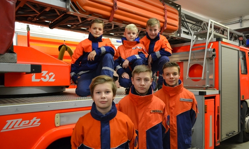 Vordere Reihe (v.l.): Linus K., Lennard M., Carl B.
Hintere Reihe (v.l.): Theo B., Larssen A., Jannes A.). Foto: Feuerwehr Fallersleben