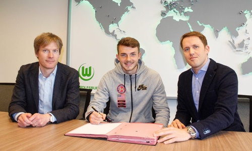 VfL-Geschäftsführer Dr. Tim Schumacher, Jannes Horn, VfL-Sportdirektor Olaf Rebbe (v.l.n.r.). Foto: VfL Wolfsburg
