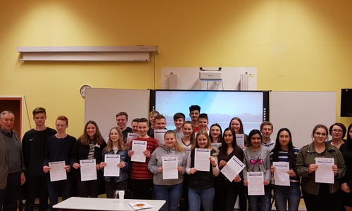 Die Schüler, die sich in sozialen Projekten engagierten.

Foto: Gymnasium am Bötschenberg