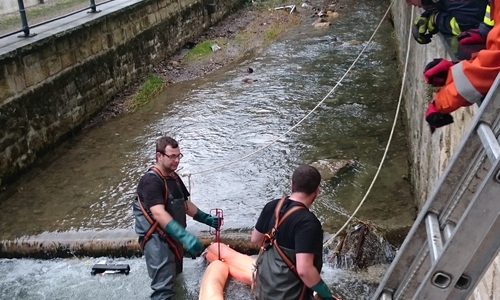 Die Feuerwehr musste heute wegen eines Ölfilms auf der Abzucht ausrücken.   Das Bild zeigt die Ölsperre nahe der Königsbrücke. Im Einsatz war die Feuerwehr Bündheim. Fotos: Feuerwehr