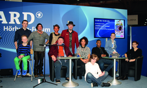 Mitwirkende im Hörspiel auf dem ARD Hörbuchforum der Leipziger Buchmesse:
Vordere Reihe: Erik Elias Bolik, Helmut Krauss, Jessica Wahls, Christopher Breust, Carlos de Brito, Louis Bolik, Lea Gehrmann.
Hintere Reihe: Billy Ray Schlag, Volker Schlag, Lasse Michelsen und Martin Bolik. Foto: HTV