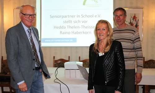 Zum Vortrag über die Tätgkeit der Schulmoderatoren begrüßt Harry Döring von der Widekind-Loge Frau Hedda Thelen-Theissen und Raino Haberkorn. Foto: Widekind-Loge Wolfenbüttel