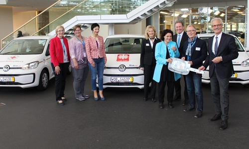 L!FE CONCEPTS Kirchröder Turm Gifhorn, der Caritasverband Wolfsburg und der DRK Ortsverein Wolfsburg-Mitte können sich über einen neuen VW up! freuen. Fotos: Jonas Walter