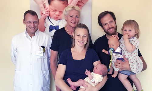 Dr. Trutz Hohlbaum, Hebamme Katrin Hohensee, Mareike Hentschel mit Klaas und Niklas Hentschel mit Mathilda. Foto: Krankenhaus Marienstift
