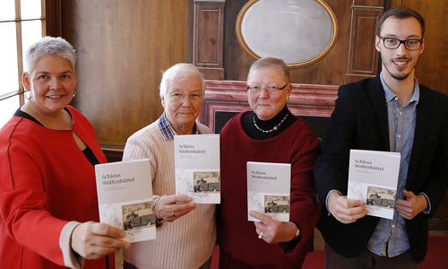 Museumsleiterin Dr. Sandra Donner, Hiltrud Bayer und Christa Duesberg vom Förderverein sowie Museumsmitarbeiter Sebastian Mönnich. Foto: Stadt Wolfenbüttel 
