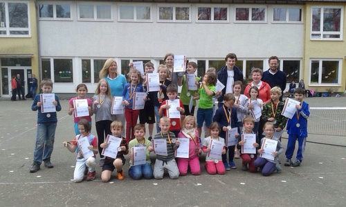 Siegerinnen und Sieger mit Schulleiterin Frau Astrid Nitsch sowie Helfern vom Hahndorfer TC. Foto: Hahndorfer TC 77 e.V.