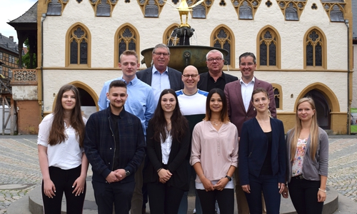 Oberbürgermeister Dr. Oliver Junk (letzte Reihe von rechts), Oliver Kasties, Fachbereichsleiter Zentrale Dienste, und Erster Stadtrat Burkhard Siebert freuen sich mit Ausbildungsleiterin Natalie Bonsack (1. Reihe von rechts) und der Jugend- und Auszubildendenvertreterin Elisa-Marei Pietrzynski über die sechs neuen Auszubildenden.

Foto: Stadtverwaltung Goslar