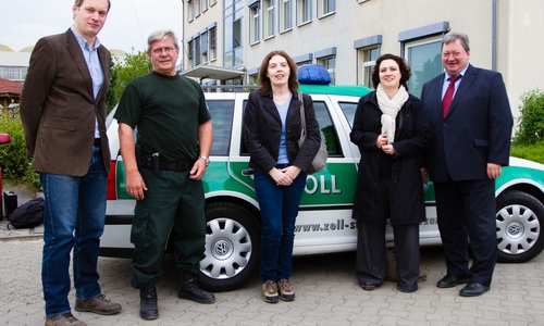 Regierungsrat Benjamin Sieberns (Bundesministerium der Finanzen, Refrat III A 3 – FKS), Zolloberamtsrat Ulfried Schulze (Fachgebietsleiter am FKS-Standort Braunschweig), Regierungsdirektorin Regine Andreas (Leiterin des Hauptzollamts Braunschweig), Dr. Carola Reimann, Oberregierungsrat Holger Bährens (Leiter des Sachgebiets FKS beim Hauptzollamt Braunschweig). Foto:  HZA Braunschweig