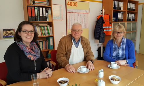 Kirsten Sonnemann, Förderschulrektorin, Klaus Hantelmann sowie Eileen Bartz bei der Besichtigung der Schule Am Teichgarten. Foto: CDU