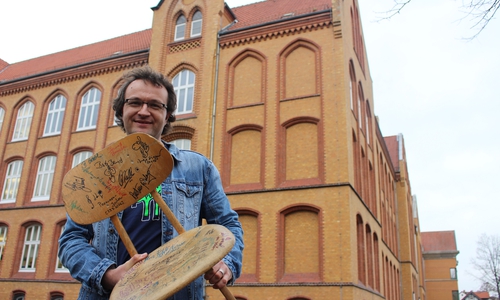 Ein einfacher Schulstuhl hatte es Tobias Wagner angetan. Inzwischen haben sich auf der Suche nach Johannes zahlreiche Promis auf dem Stuhl verewigt. Wer so verliebt in Johannes war, weiß Tobias Wagner bis heute nicht. Fotos: Anke Donner