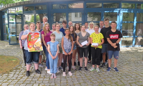 Jetzt kann in den Sommerferien durchgestartet werden. Das SFT erhielten: Janine Caie, Cora Steckhahn, Sophie Schmidt, Lukas Kosel, Fiona Minkus, Letitzia Orlando, Christoph Berg, Daniel Zornhagen, Ida Hamann, Monja Pelka, Cathleen-Michelle Gerelt, Klara Sander, Sophie Bartsch, Daniel Concalves und Vladislav Cheprassov. Foto: Landkreis Wolfenbüttel