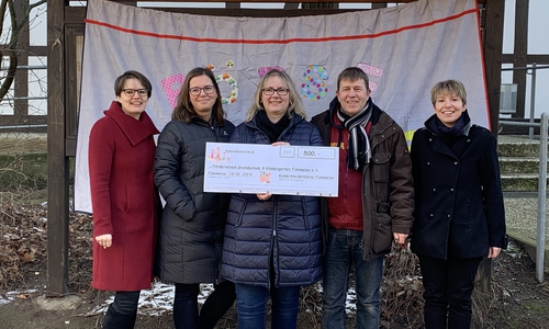 Anja Schmidt, Janett Neumann, Natascha Gerecke und Nicole Lembourg überreichten Axel Dörner den Scheck mit den Spenden. Foto: Kinderkleiderbörse Fümmelse