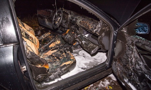 Das Auto stand in Vollbrand. Zum Glück konnten sich die Insassen rechtzeitig befreien. Fotos: Rudolf Karliczek