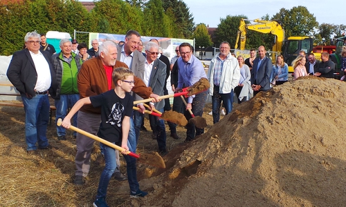 Startschuss für das neue Baugebiet: Gemeinsam mit dem Investor Rainer Fricke nahmen Bürgermeister Henry Bäsecke, Ortsbürgermeister Olaf Eppert und Ortsratsmitglied Dieter Valentini den Ersten Spatenstich vor (v. re.). Foto: Stadt Schöningen