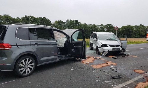 Auf der B4 bei Thune kam es am Sonntag zu einem schweren Unfall. Fotos/Video:  aktuell24 (DC)