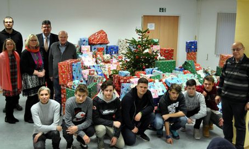 Schüler der Lademann-Realschule helfen beim Päckchenpacken. Foto: Stadt Helmstedt 