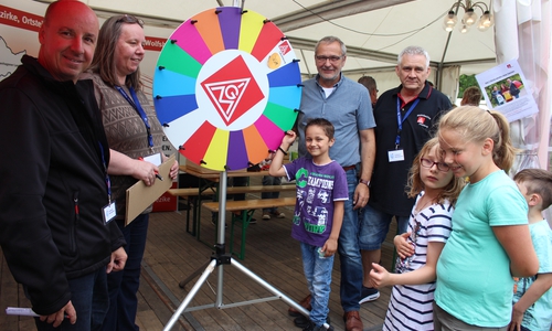 Das Glücksrad war bei kleinen und großen Sommerfest-Besucher ein beliebter Anlaufpunkt. Fotos: Eva Sorembik