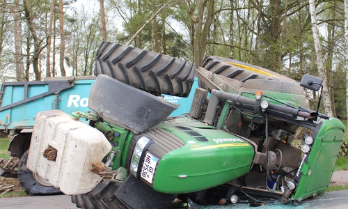 Nach dem Unfall liegt der Traktor auf der Seite. Foto: Christoph Böttcher